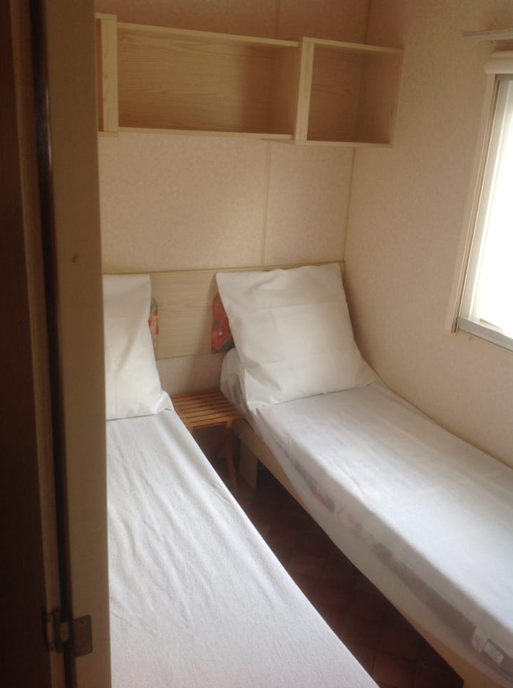 dormitorio con camas individuales y armario