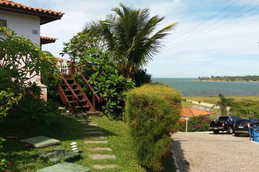 Entrada da casa a poucos metros da praia.