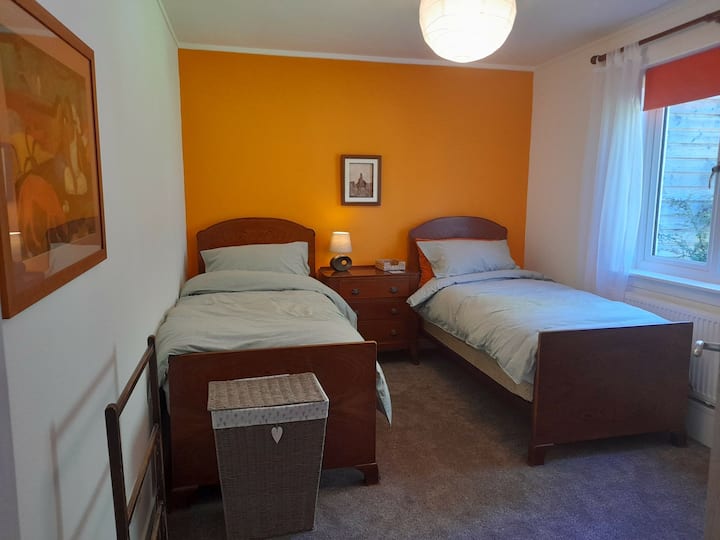 显示床的双人卧室