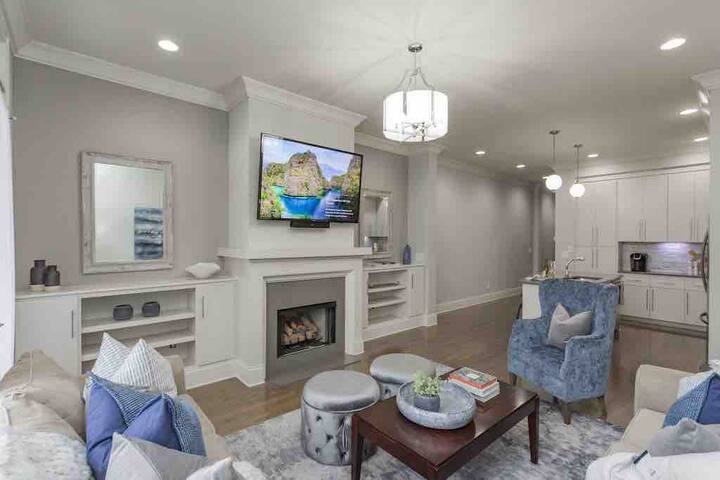 The City House – 1 mile to Broadway/Sleeps 12! gallery image 3