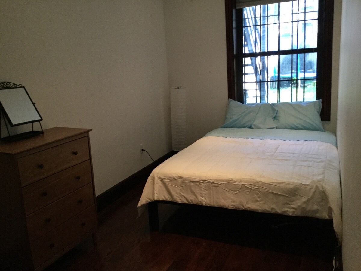 主卧、标准双人床、衣柜、柜台、无线网络、空调