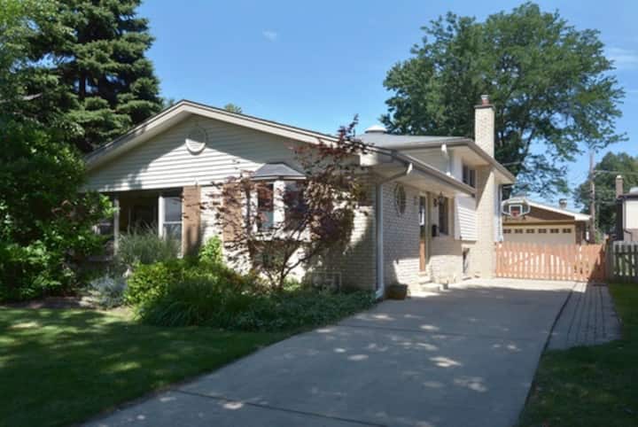 Beautiful, bright house near ORD/Metra/Woodfield