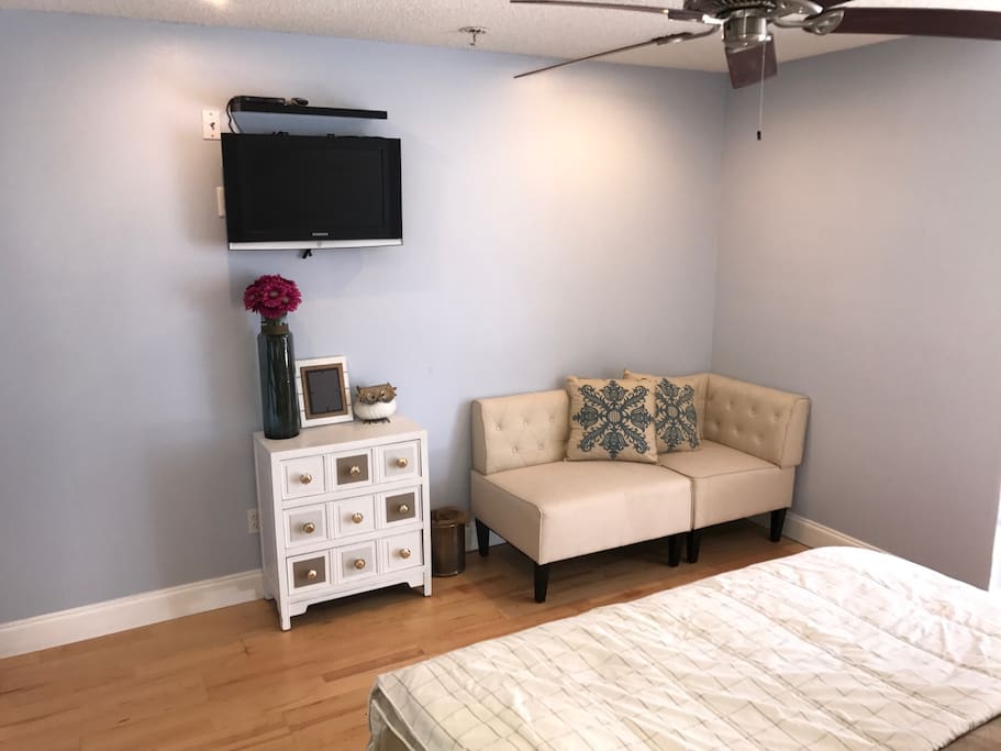 Tv and sitting area