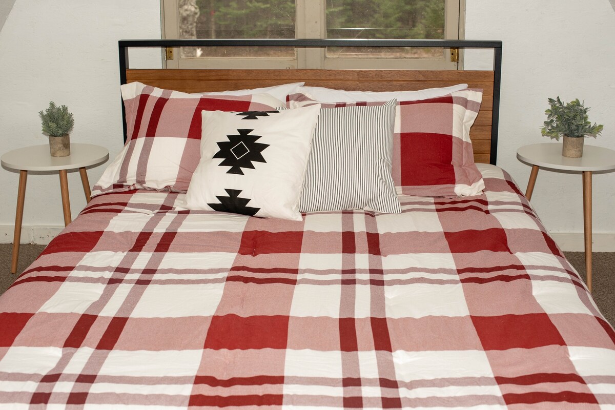 Tuft & Needle queen mattress and luxury bedding for an excellent night’s rest. 