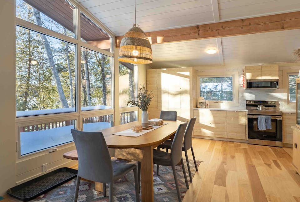 A glass-fronted cottage in the Muskoka woods, Lake of Bays, Ontario, Canada, photo 8 of 10