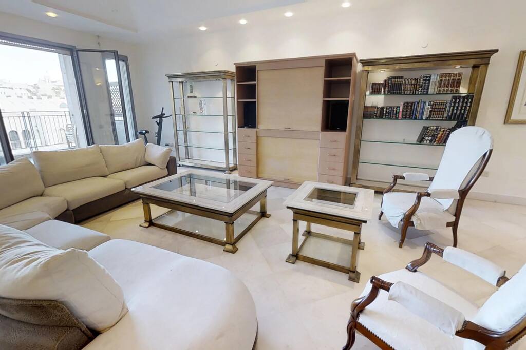 Huge living area to visit with family
