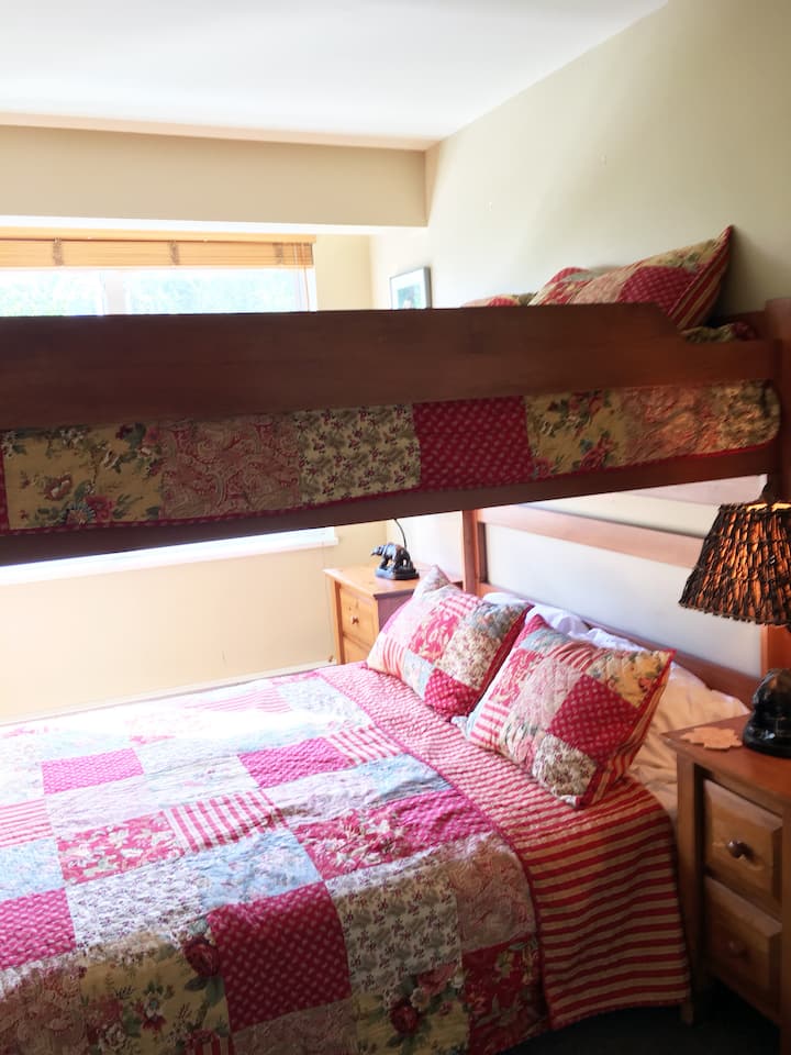 Segundo dormitorio con literas tamaño queen.