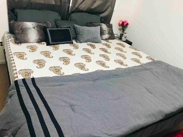 CLEAN,QUITE AND SPACIOUS ROOM WITH KING SIZE BED
