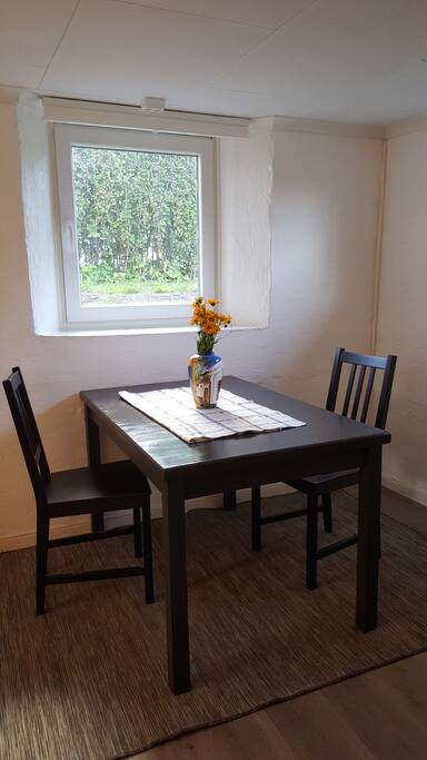 Cozy dining area. /// Koselig spiseområde