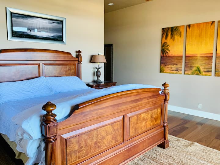 Მთავარი საძინებელი დიდი საწოლით და აპარტამენტის მთავარი სააბაზანოთი. Ორივე ძირითადი დონის მთავარ აპარტამენტს აქვს პირადი წვდომა ლანაიზე. 