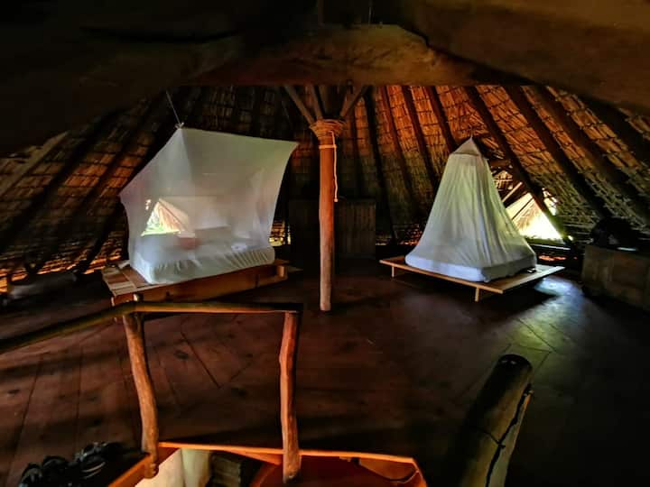 楼上有加大双人床和双人床，现在这里还有另一张双人床、婴儿床和沙发床。 楼上有特大号床和双人床，还有一张双人床、沙发床和婴儿床。 