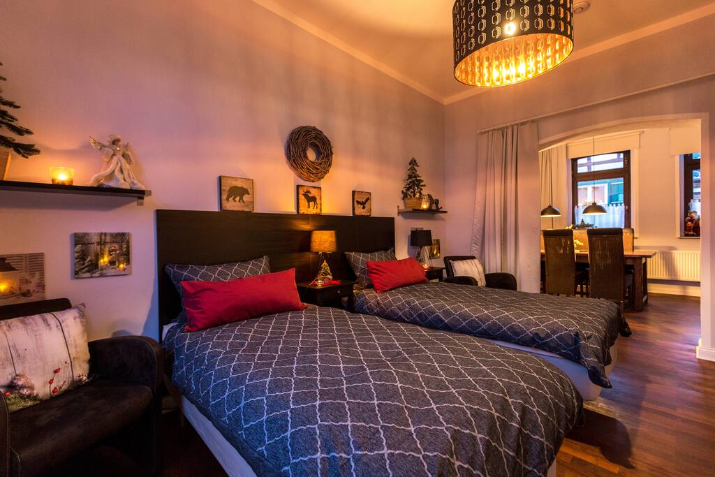 Die Betten lassen sich ganz einfach zu einem Doppelbett zusammenschieben. ----- The beds can be easily pushed together to form a double bed