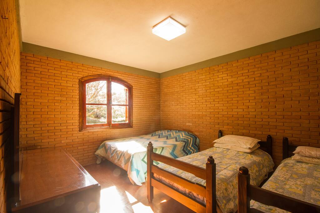 Quarto Familia: 1 cama de casal e 2 de solteiro.