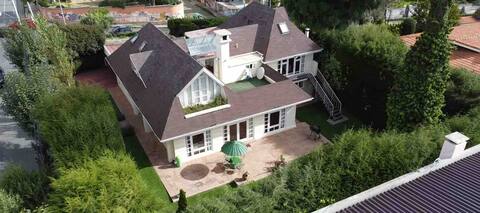 Colonial house, beautifull spacious garden house