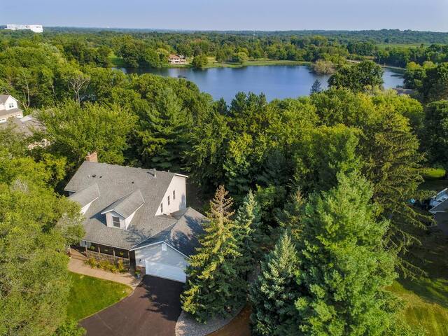 Gorgeous Lake Home- 10 mins to MOA and MSP airport gallery image 2