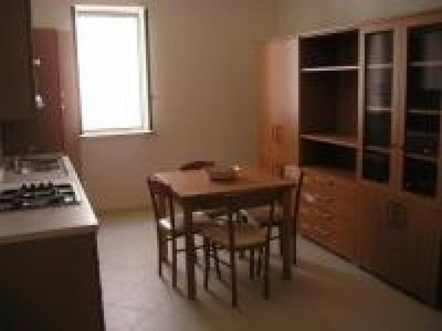 tavolo e credenza cucina