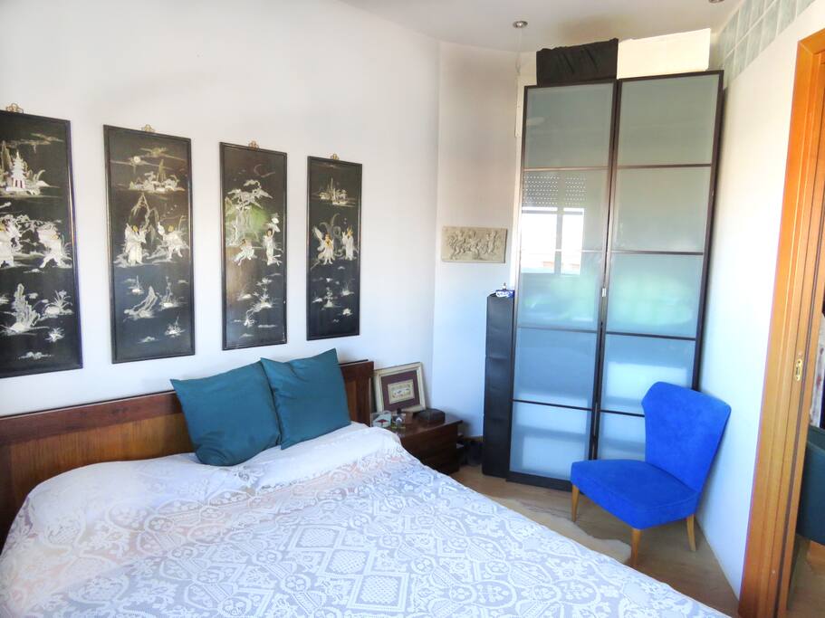 The bedroom with the beautiful futon