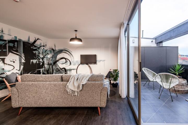 Change Overnight – City View – 2 Bed Apartment gallery image 2