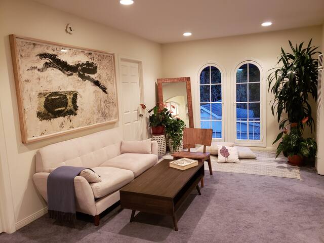 Bright condo in the heart of walkable Los Angeles!