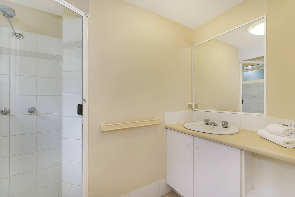 Main Bathroom Apartment 11