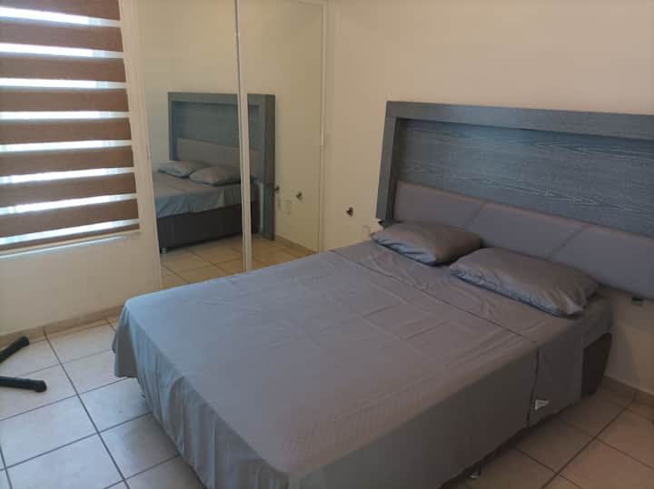 Спална соба 4 . Брачен кревет (широк 125 - 149 см) со огледални плакари 