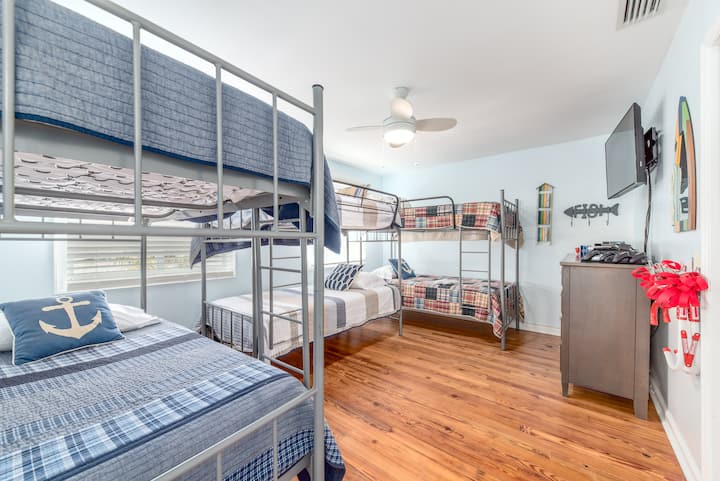 Спална соба на спрат на брегот на реката.  Во собата може да се сместат 7 лица со дополнителен двоен кревет.  Лежалките се близнаци со целосна големина и можат да спијат помали возрасни лица (до 6')