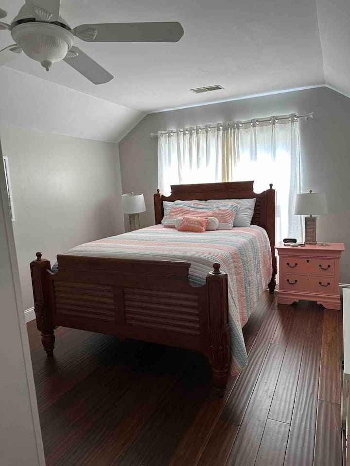 4th bedroom upstairs (queen bed)