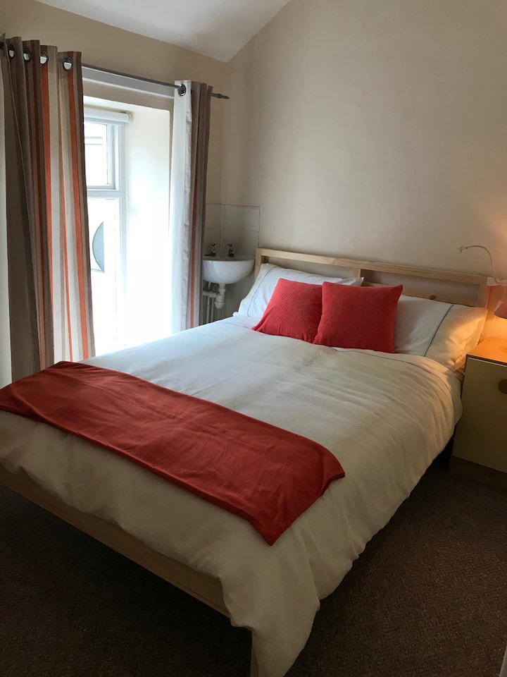 Dormitorio trasero con cama doble.