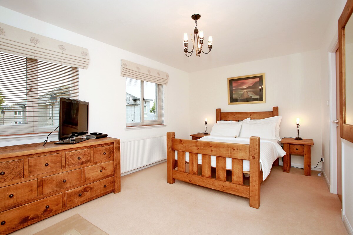 Master bedroom # 1 with large double bed for two and en-suite bathroom