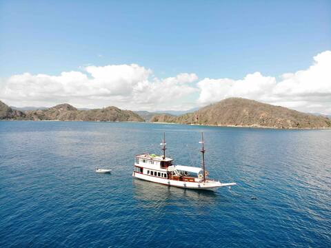 Cruise on gorgeous Indonesian Phinisi Boat