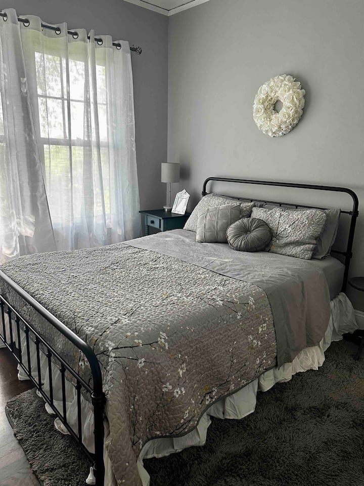 غرفة النوم الثانية من مدخل المطبخ.