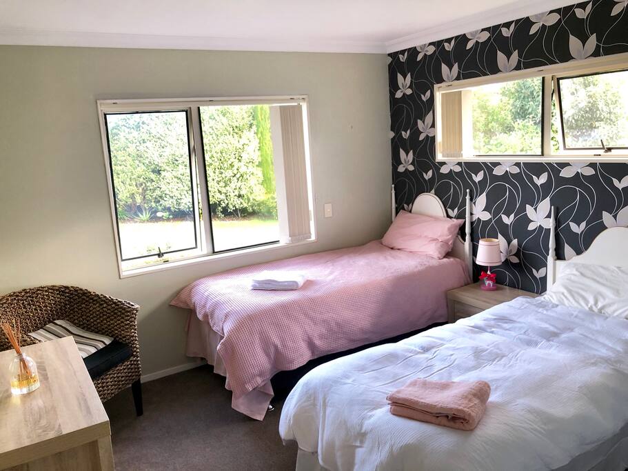 Room 2 - SINGLE bed*2