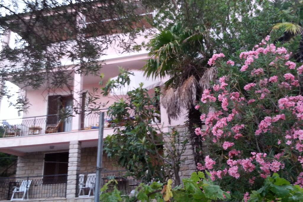 Facciata con vista sui 3 piani della villa