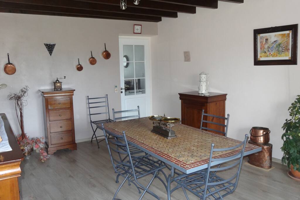 Salle à manger attenante à la cuisine