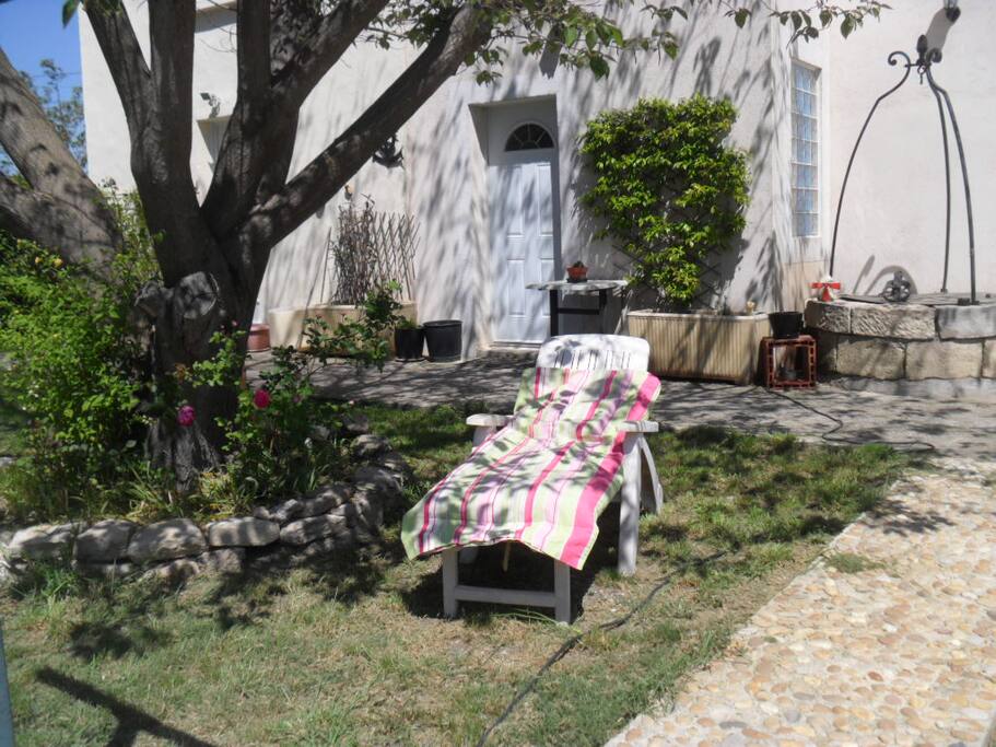 Devant la piscine moment de détente