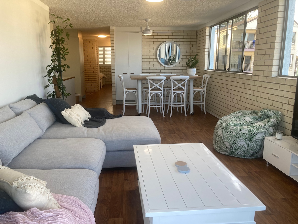 Top performing Airbnb: Absolute Beachfront Unit - Amazing Views in Caloundra