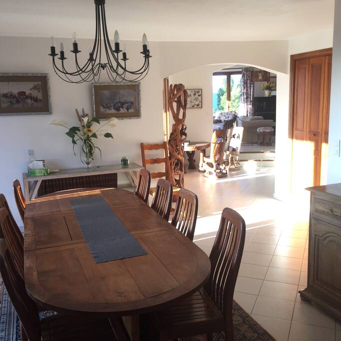 salle à manger et salon au fond