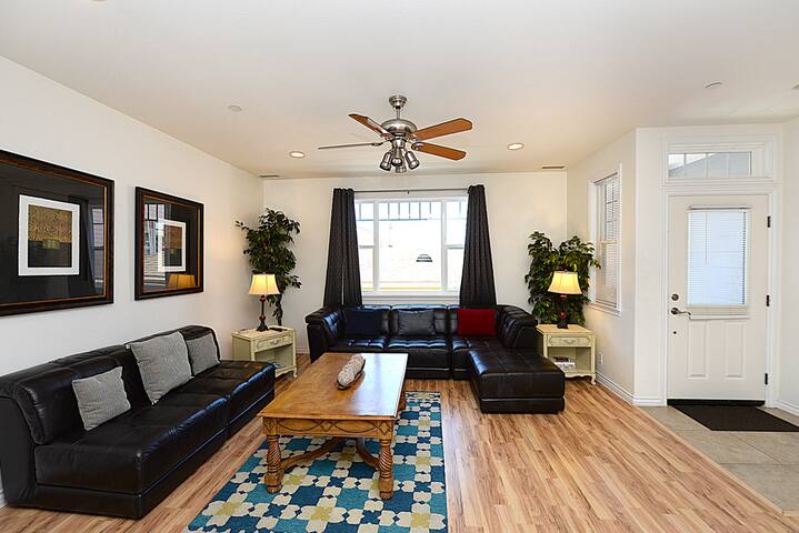 *VIEWS* Modern Town Home + Dual Master Suites gallery image 2