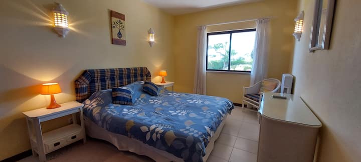 ห้องนอนหลักขนาดใหญ่พร้อมเตียงคิงไซส์