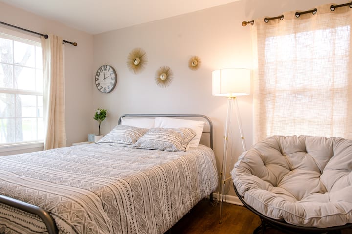 ห้องนอน 3 มีเตียงควีนไซส์