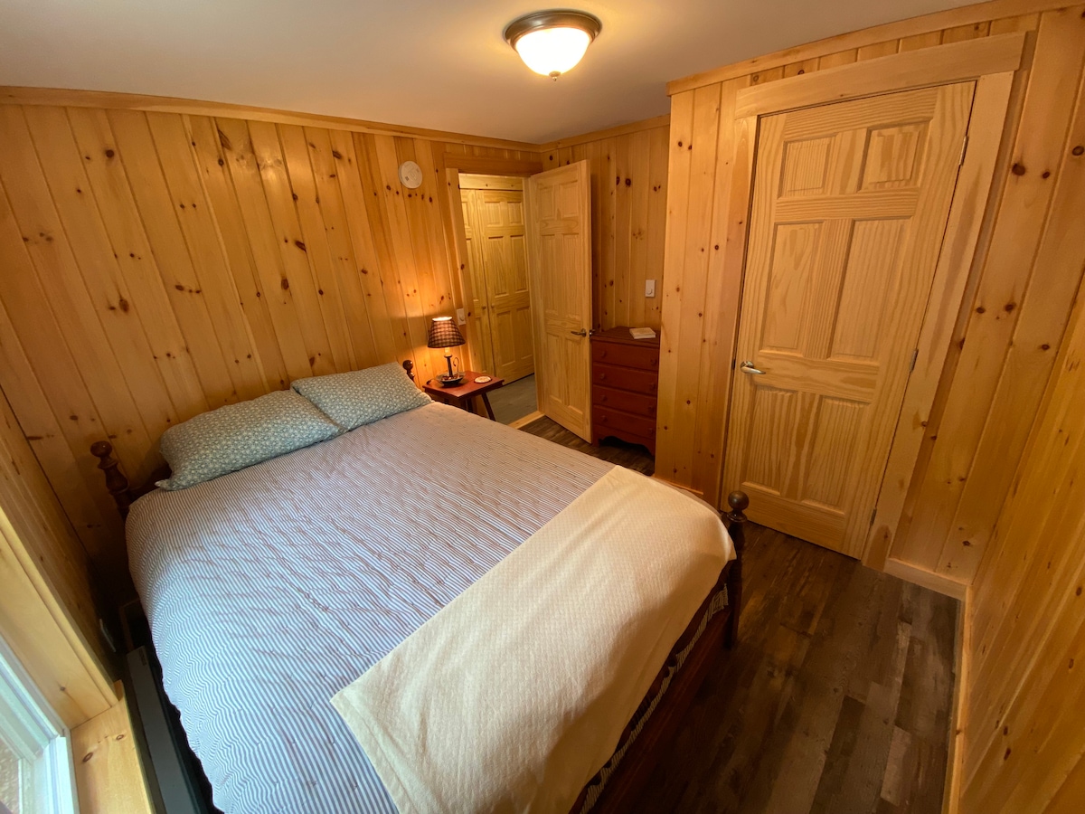 Dormitorio 2 con cama tamaño queen en el primer piso