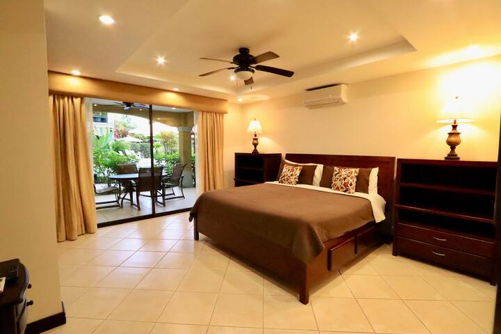 Glavna  spavaća soba s bračnim krevetom, klima-uređajem, kabelskom televizijom, lijepom terasom i privatnom kupaonicom