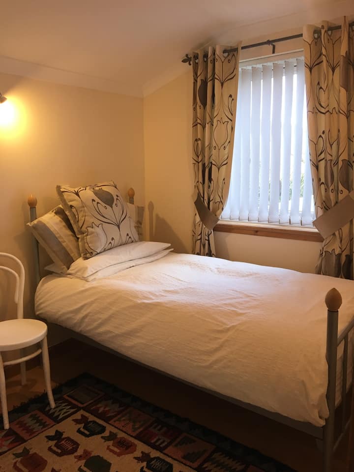 De comfortabele eenpersoonskamer op de begane grond heeft een extra dekmatras van traagschuim, een ladekast en een elektrische verwarming, zowel jaloezieën als gordijnen,  dekbed, twee kussens en sierkussens voor extra comfort, zowel plafond- als wandverlichting. X3 stopcontacten.