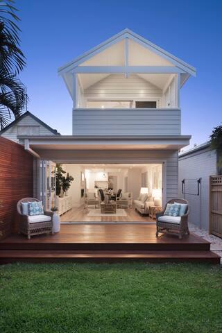 Seabreeze 4 bedroom home 1 minute walk to beach