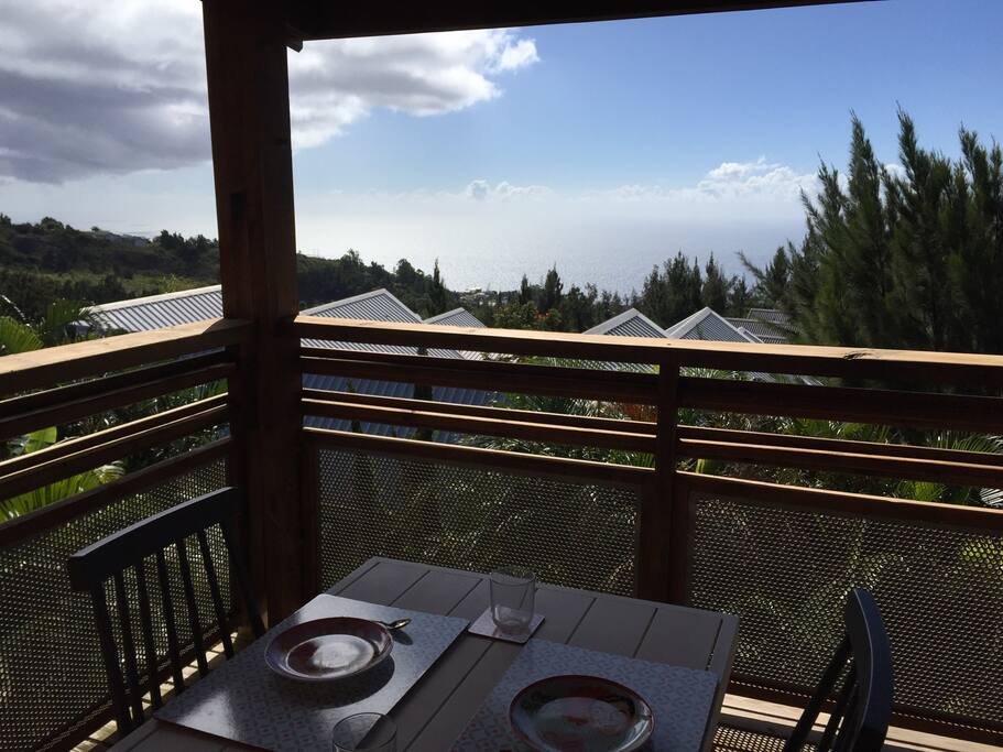 Beaucoup de soleil, ce qui altère un peu la qualité de la photo mais sublime vue sur mer depuis le balcon