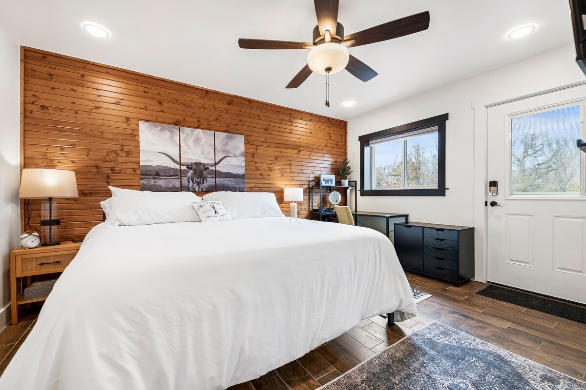 Საძინებლის ქვედა ნაწილში არის ადაპტირებული შესასვლელი, რომელიც პატიოსკენ მიემართება. 