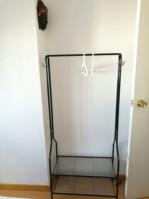 Perchero para colgar y colocar tu ropa.