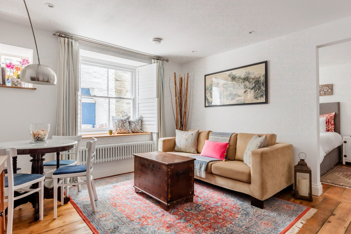 Top performing Airbnb: Converted quayside pilchard press w. free parking in Mevagissey