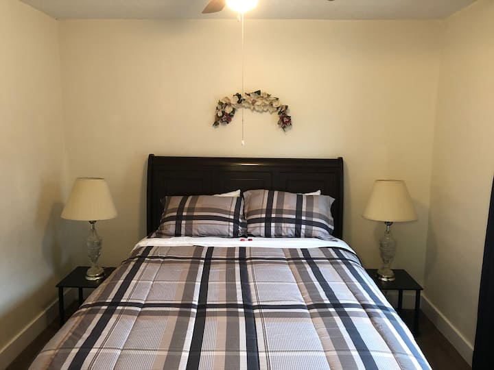 תיהנו ממיטת הקווין - סייז החדשה עם הנוחות שהייתם מצפים לה. פתחו את הווילונות ותוכלו ליהנות מנופים מרהיבים של הרים יפהפיים עם נהר קאנאווה הישן המשתרע על פני 25 רגל מתחת!