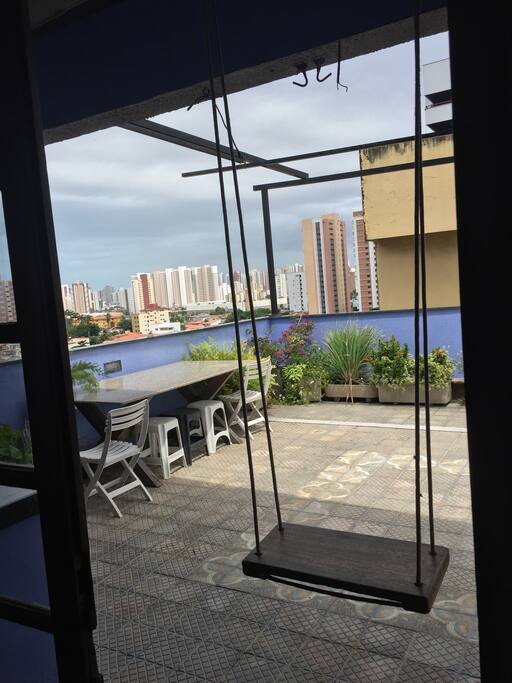 BALANÇO E MESA NO QUINTAL DA COBERTURA